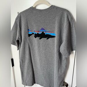 Patagonia Men’s Gray Graphic T-Shirt size medium